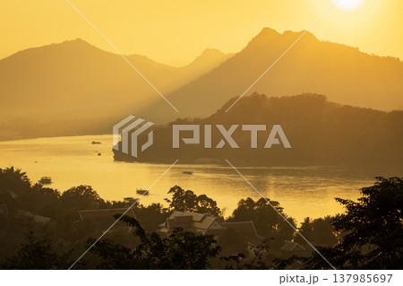プーシーの丘の夕暮れ 137985697
