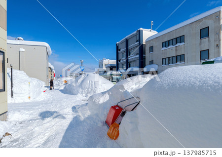 雪国の生活：豪雪の中の久しぶりの晴天。歩道はひとりやっと通れるほどに狭くなっているがきれいな風景 137985715