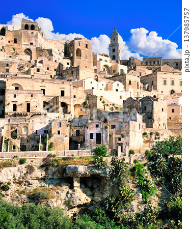 世界遺産・マテーラの洞窟住居の景観 137985757