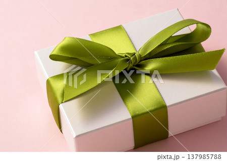 シンプルなリボンの付いたプレゼント箱 137985788