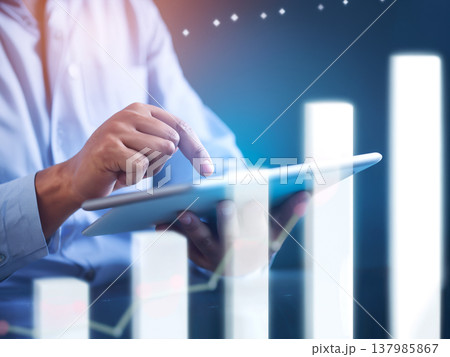 タブレットを使う医師 137985867
