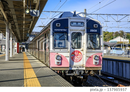 豊橋鉄道、三河田原駅に停車中の1800系電車（桜号） 137985937