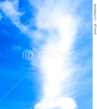 爽快感のある青い空と不思議な形の雲のシンプルなイメージ風景 137986046
