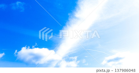 爽快感のある青い空と不思議な形の雲のシンプルなイメージ風景 爽快感のある青い空と不思議な形の雲のシンプルなイメージ風景 137986048