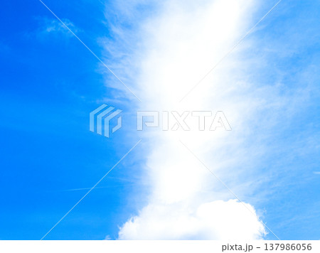 爽快感のある青い空と不思議な形の雲のシンプルなイメージ風景 137986056