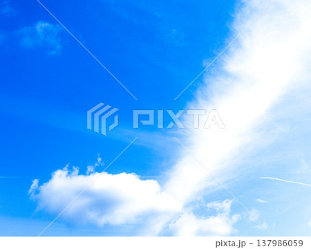 爽快感のある青い空と不思議な形の雲のシンプルなイメージ風景 爽快感のある青い空と不思議な形の雲のシンプルなイメージ風景 137986059
