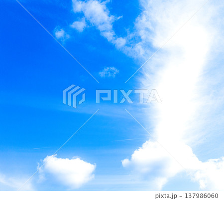 爽快感のある青い空と不思議な形の雲のシンプルなイメージ風景 137986060