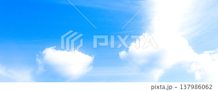 爽快感のある青い空と不思議な形の雲のシンプルなイメージ風景 137986062