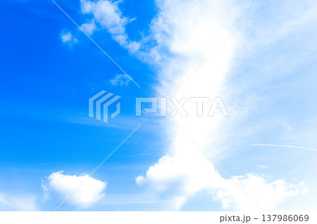 爽快感のある青い空と不思議な形の雲のシンプルなイメージ風景 爽快感のある青い空と不思議な形の雲のシンプルなイメージ風景 137986069