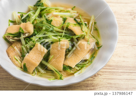水菜と油揚げの煮物の 水菜と油揚げの煮物の 137986147