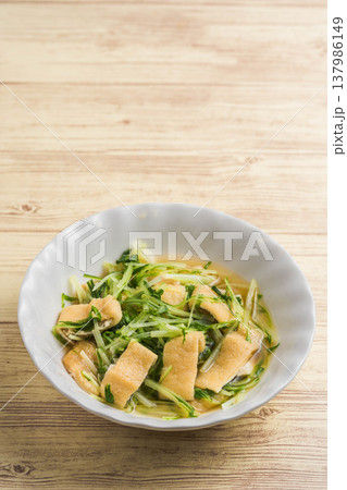 水菜と油揚げの煮物の 水菜と油揚げの煮物の 137986149