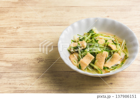 水菜と油揚げの煮物の 水菜と油揚げの煮物の 137986151