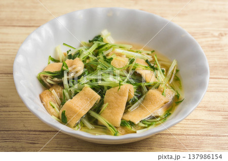 水菜と油揚げの煮物の 水菜と油揚げの煮物の 137986154