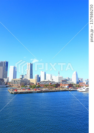 神奈川県横浜市、横浜赤レンガ倉庫とランドマークタワーの風景 神奈川県横浜市、横浜赤レンガ倉庫とランドマークタワーの風景 137986250