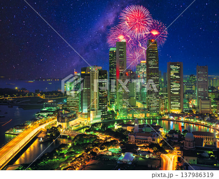 ダウンタウンの美しい夜景風景 ダウンタウンの美しい夜景風景 137986319
