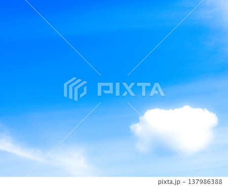 爽やかな青空と特徴的な白い雲のシンプルな風景 137986388