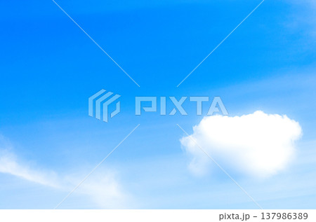 爽やかな青空と特徴的な白い雲のシンプルな風景 爽やかな青空と特徴的な白い雲のシンプルな風景 137986389