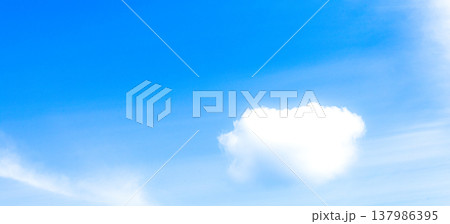爽やかな青空と特徴的な白い雲のシンプルな風景 爽やかな青空と特徴的な白い雲のシンプルな風景 137986395