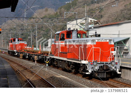DE10プッシュプル編成のレール輸送列車 137986521