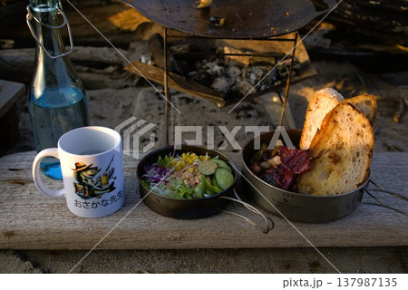 キャンプでの朝食 キャンプでの朝食 137987135
