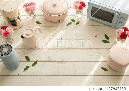 いピンクの背景に、母へのプレゼントが並べられている。 いピンクの背景に、母へのプレゼントが並べられている。 137987486