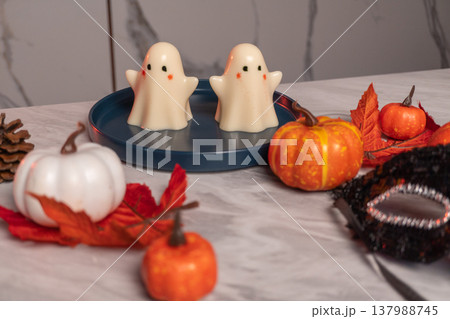 Halloween table decoration with white jelly ghosts, pumpkins and autumn leaves 137988745