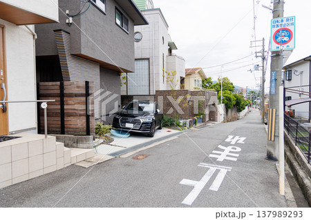 阪急六甲駅周辺の町並み　（神戸市灘区） 137989293