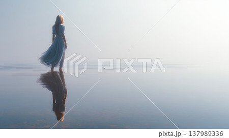 水面に佇む神秘的な女性シルエットが映り込む静寂の背景素材 137989336