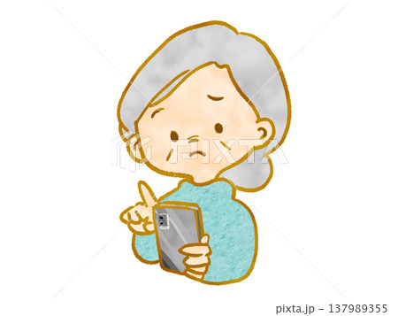 スマホ操作に困る高齢女性・不安な表情 137989355