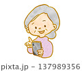 スマホ操作を楽しむ笑顔の高齢女性 137989356