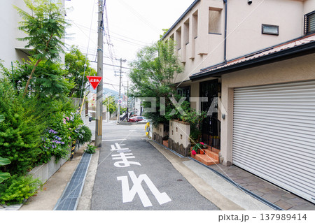 阪急六甲駅周辺の町並み　（神戸市灘区） 137989414