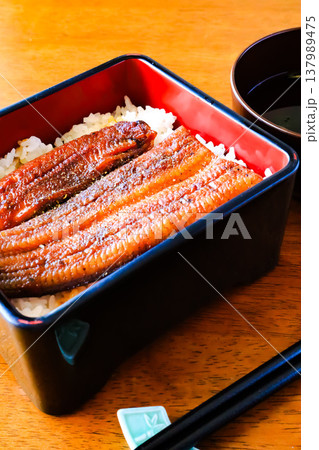 木目のテーブルに置いた鰻重 木目のテーブルに置いた鰻重 137989475