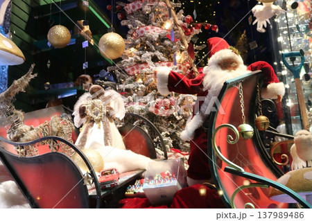 クリスマスツリーとサンタクロースの華やかなディスプレイ(ホリデー装飾) クリスマスツリーとサンタクロースの華やかなディスプレイ(ホリデー装飾) 137989486