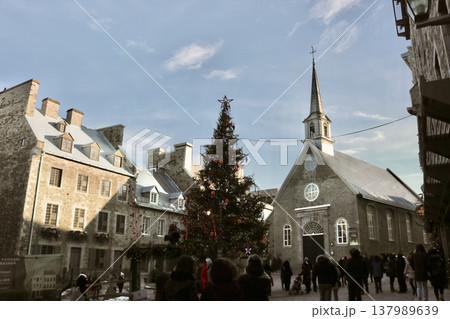 クリスマスツリーと教会がある冬の街並みと人々の風景 137989639