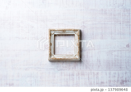 アンティーク調ホワイトゴールドの装飾額縁 137989648