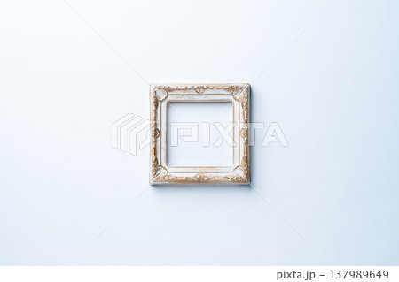 アンティーク調ホワイトゴールドの装飾額縁 137989649
