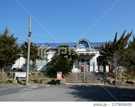 山陰本線の小串駅 137989689
