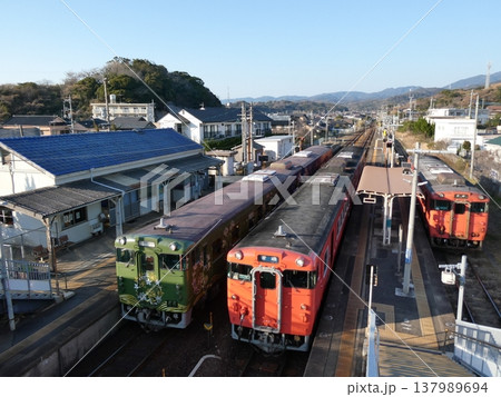 山陰本線の小串駅に並ぶキハ40系と〇〇のはなし 137989694