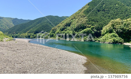 新緑と五月晴れの青空に彩られた四万十川〈勝間沈下橋下流/高知県〉 137989756