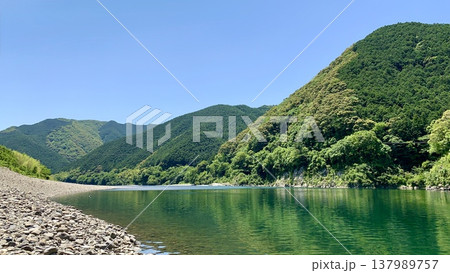 新緑と五月晴れの青空に彩られた四万十川〈勝間沈下橋下流/高知県〉 137989757
