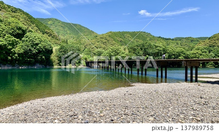 新緑と五月晴れの青空に彩られた四万十川と勝間沈下橋〈高知県四万十市〉 137989758