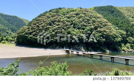 新緑と五月晴れの青空に彩られた四万十川と岩間沈下橋〈高知県〉 新緑と五月晴れの青空に彩られた四万十川と岩間沈下橋〈高知県〉 137989760