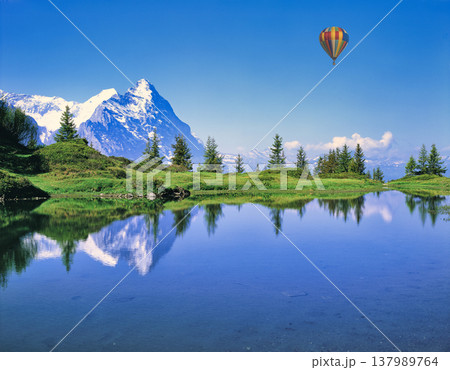 グリンデルワルト村のアイガー北壁の絶景 グリンデルワルト村のアイガー北壁の絶景 137989764