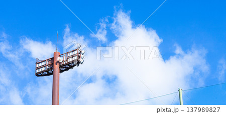 爽やかな青空と白い雲と競技場の照明のあるシンプルな風景 爽やかな青空と白い雲と競技場の照明のあるシンプルな風景 137989827
