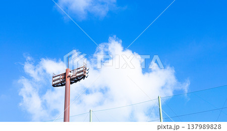爽やかな青空と白い雲と競技場の照明のあるシンプルな風景 爽やかな青空と白い雲と競技場の照明のあるシンプルな風景 137989828