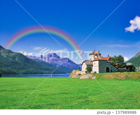 エンガディン地方の美しい城館 137989986