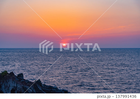 【東伊豆】伊東・城ヶ崎海岸　 日の出 137991436