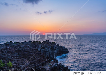【東伊豆】伊東・城ヶ崎海岸　 日の出 137991440