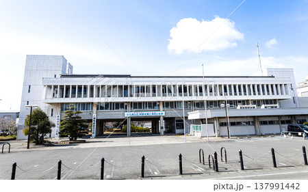 香川県小豆島にある土庄町役場を土渕海峡から見た風景 香川県小豆島にある土庄町役場を土渕海峡から見た風景 137991442