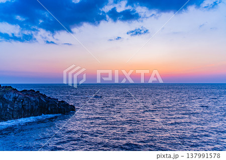 【東伊豆】伊東・城ヶ崎海岸　 ダルマ朝日 137991578